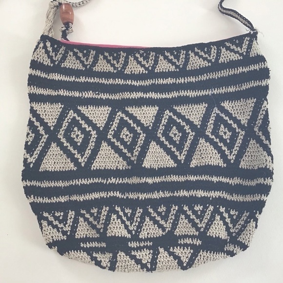 Billabong boho black and gray geometric patterned,lined,crocheted crossbody bag. - Picture 3 of 9